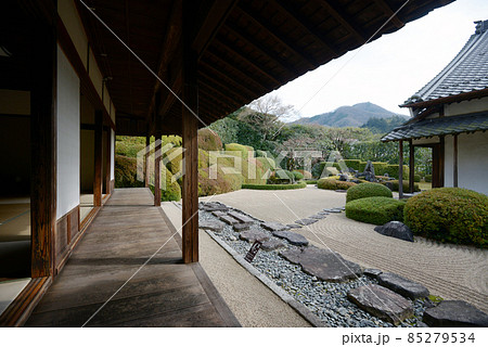 備中高梁 頼久寺 書院から小堀遠州作の庭園を望む 岡山県高梁市 備中高梁 頼久寺 書院から小堀遠州作の庭園を望む 岡山県高梁市 85279534
