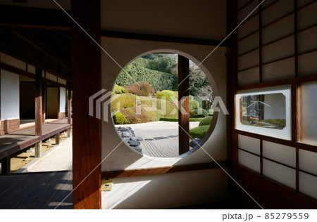 備中高梁 頼久寺 本堂の丸窓から小堀遠州作の庭園を望む 岡山県高梁市 備中高梁 頼久寺 本堂の丸窓から小堀遠州作の庭園を望む 岡山県高梁市 85279559