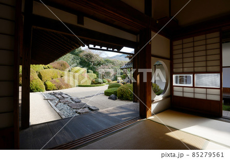 備中高梁　頼久寺　本堂から小堀遠州作の庭園を望む　岡山県高梁市 85279561