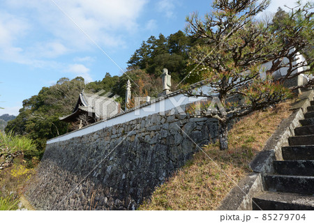 備中高梁 薬師院 山門から本堂を望む 岡山県高梁市 備中高梁 薬師院 山門から本堂を望む 岡山県高梁市 85279704