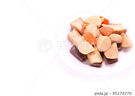 サトイモと厚揚げの煮物 ニンジン コンニャク 明るい背景 サトイモと厚揚げの煮物 ニンジン コンニャク 明るい背景 85279770