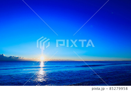 12月下旬　久慈浜海岸の日の出　茨城県 85279958