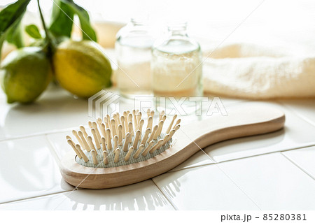 木製のヘアブラシ　ナチュラルなヘアケアのイメージ素材 85280381