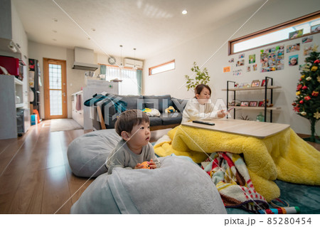 子育てに悩む主婦　生活ストレス 85280454