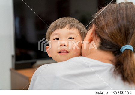 子育てに悩む主婦　生活ストレス 85280459