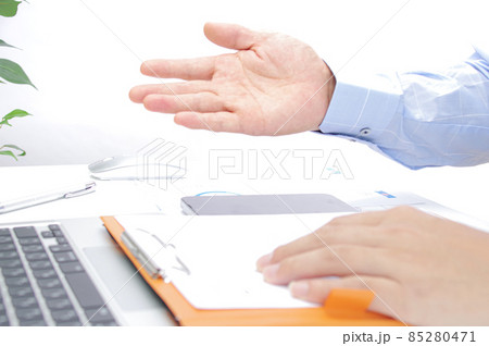 デスクで手を広げる男性 デスクで手を広げる男性 85280471