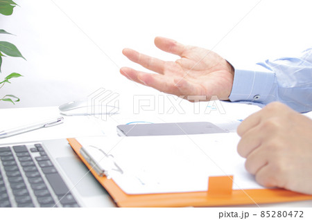 デスクで手を広げる男性 デスクで手を広げる男性 85280472