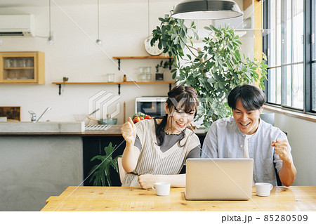 ノートパソコンを見る男女（応援） 85280509