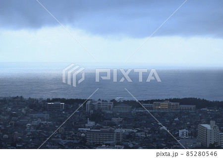 朝の雨が降る港町の街並み　 85280546