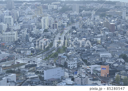 朝の雨が降る港町の街並み　 85280547