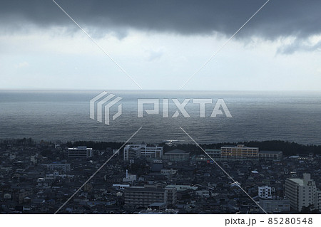 朝の雨が降る港町の街並み　 85280548