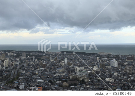朝の雨が降る港町の街並み 朝の雨が降る港町の街並み 85280549