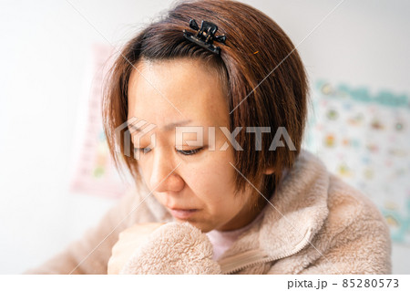悩む30代アラフォー主婦 悩む30代アラフォー主婦 85280573