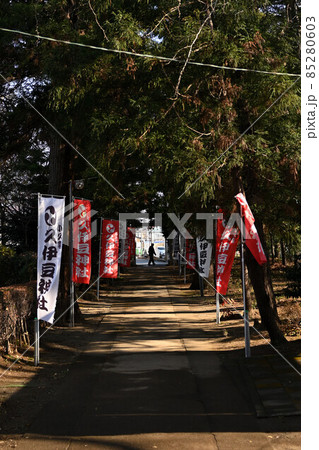 小さな神社の参道 85280603