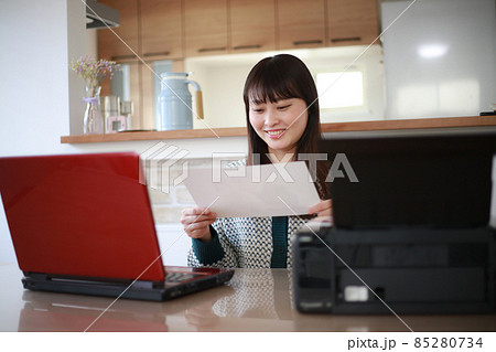 写真をプリントする女性 写真をプリントする女性 85280734