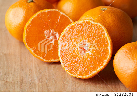 半分にカットしたみかん 85282001