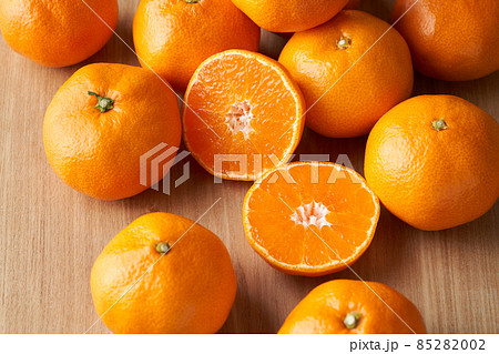 半分にカットしたみかん 85282002