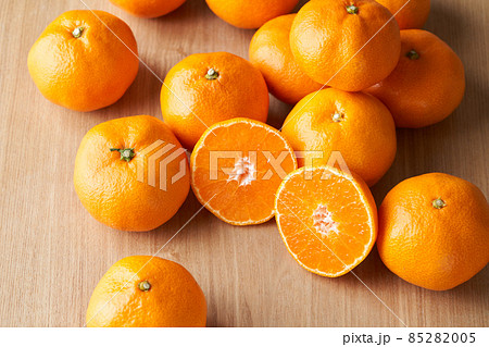 半分にカットしたみかん 85282005