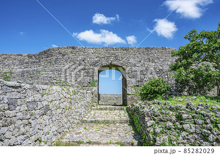 沖縄　中城城跡 裏門 85282029