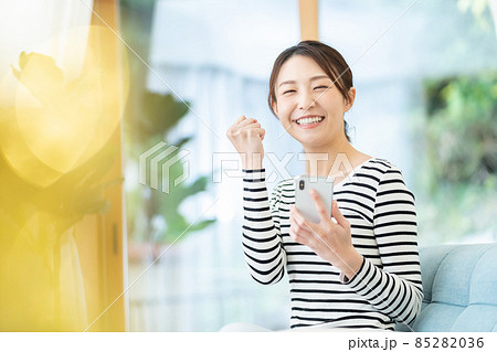 スマホを操作する若い女性 スマホを操作する若い女性 85282036