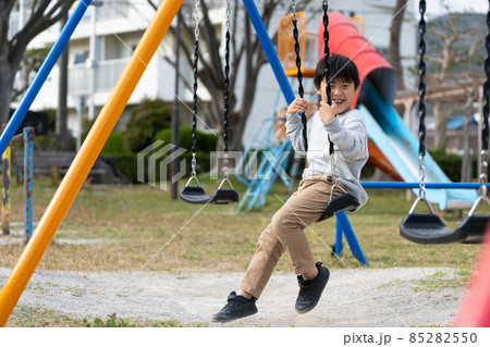 男の子 小学生 公園 ブランコ 遊ぶ 男の子 小学生 公園 ブランコ 遊ぶ 85282550