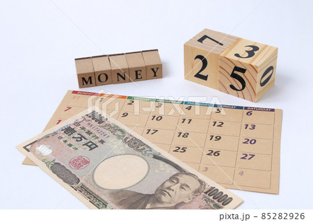 現金、キャッシュ、マネー、カレンダー、給料日、給与、収入、円、日本円、紙幣、予定、暦、カレンダー 85282926