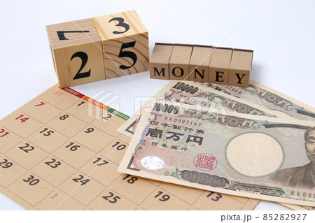現金、キャッシュ、マネー、カレンダー、給料日、給与、収入、円、日本円、紙幣、予定、暦、カレンダー 85282927