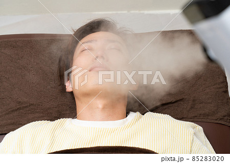 メンズエステでスチームを受ける男性 85283020