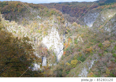 下帝釈峡太郎岩の紅葉の景色 下帝釈峡太郎岩の紅葉の景色 85283120