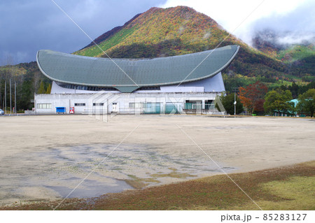 晩秋の北広島町運動公園の建物の景色 85283127
