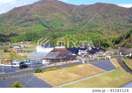 晩秋の北広島町竜頭山と道の駅の景色 85283128