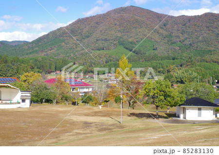 晩秋の北広島町運動公園多目的広場の景色 85283130