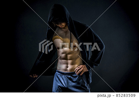 筋肉を鍛える男性 85283509