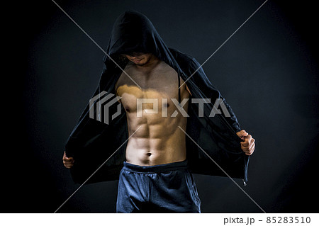 筋肉を鍛える男性 85283510