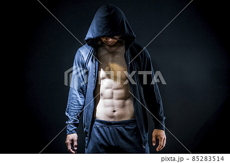 筋肉を鍛える男性（腹直筋） 85283514