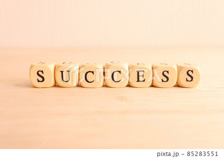 SUCCESS（サクセス・成功）の木製のアルファベットビーズ（ロゴ・アイコン） 85283551