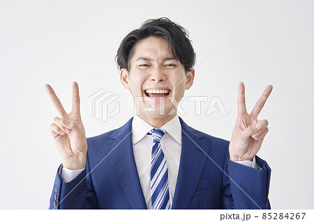 ビジネスマン　ピース　白背景 85284267