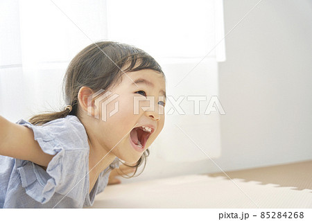 幼児　女の子　笑顔 85284268