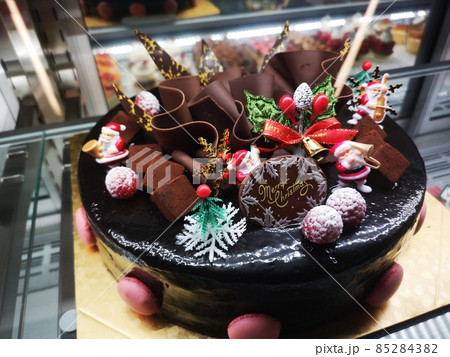 ケーキ屋さんの冷蔵ショーケースに並んだケーキ 85284382
