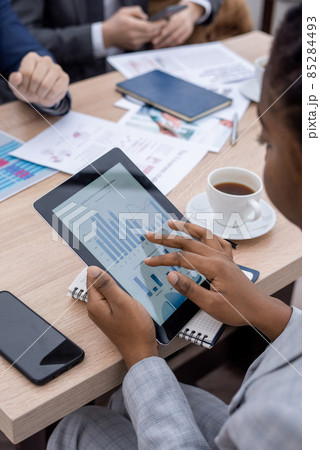 Hand of young African businesswoman scrolling in tablet 85284493