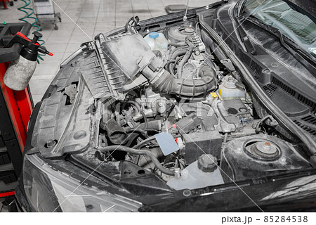 Repair and maintenance of the car engine in the service. 85284538