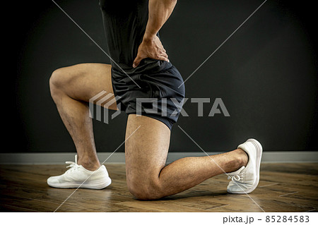 腰を持つ男性 腰を持つ男性 85284583