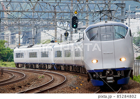 JR京都線のサントリーカーブを走行する281系関空特急はるか JR京都線のサントリーカーブを走行する281系関空特急はるか 85284802