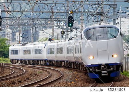 JR京都線のサントリーカーブを走行する281系関空特急はるか JR京都線のサントリーカーブを走行する281系関空特急はるか 85284803