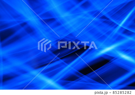 抽象的写真素材　黒背景に青い光のライン　 85285282