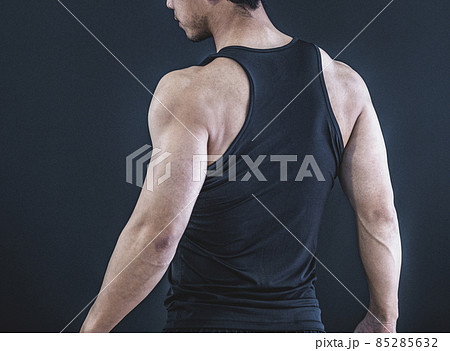 筋肉を鍛える男性 背中 の写真素材