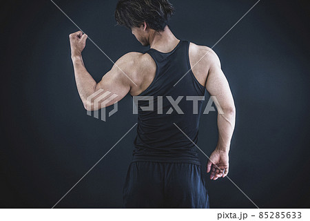 筋肉を鍛える男性（背中） 85285633