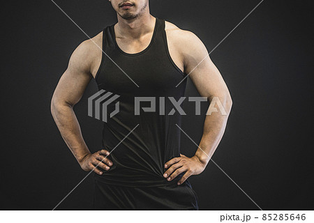 腕の筋肉を鍛える男性 85285646