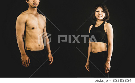 筋肉を鍛える男女（笑顔） 85285854
