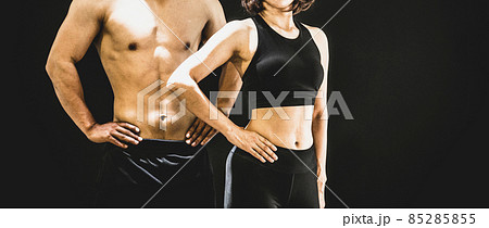 筋肉を鍛える男女（顔なし） 85285855